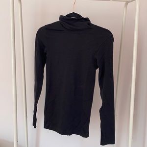 Slim fit black turtleneck from Lululemon 🍋